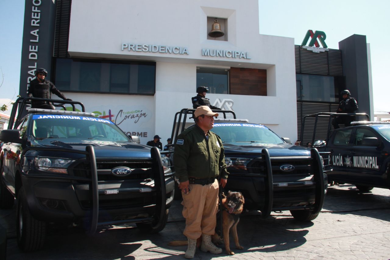Entrega alcalde equipo y vehículos para seguridad en Mineral de la Reforma