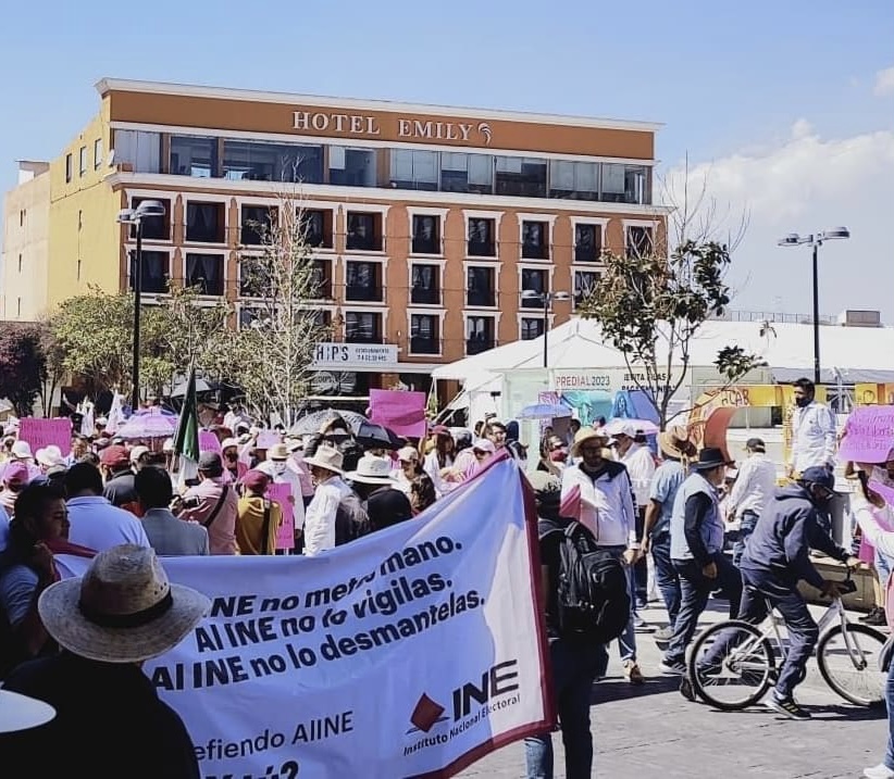 Se burla funcionario del gobierno de Hidalgo de asistentes a la marcha en Pachuca.