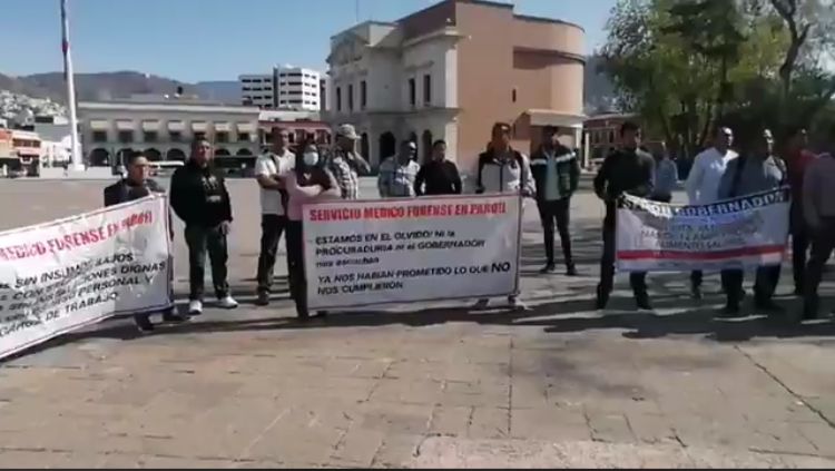 Integrantes de la PGJEH protestan en Palacio de Gobierno