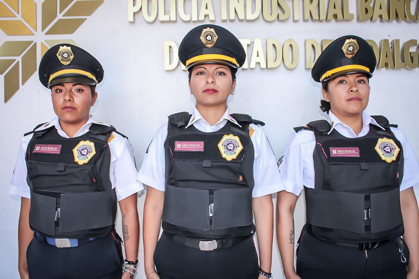 Mujeres policías de la PIBEH reciben chalecos especiales