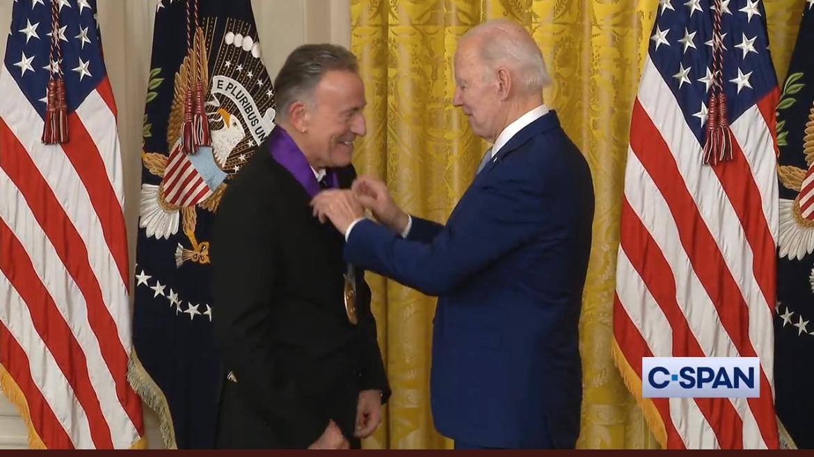 Entrega Biden medalla a Bruce Springsteen