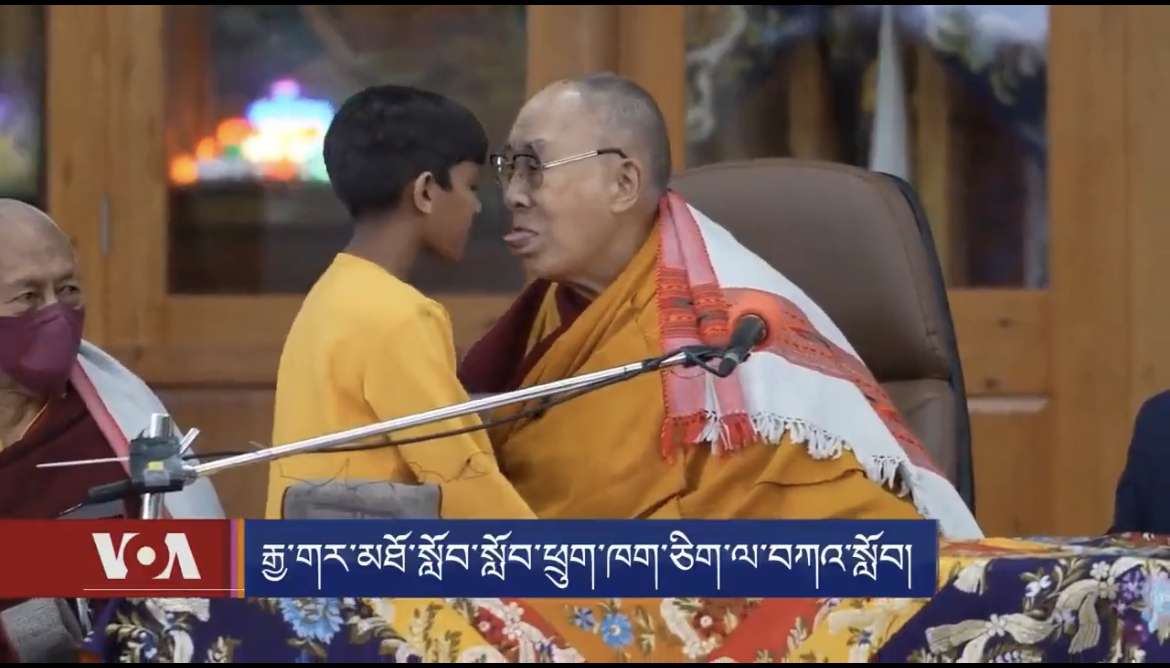 «Inocente y juguetón», dice el Dalai Lama sobre lamer la boca de un niño