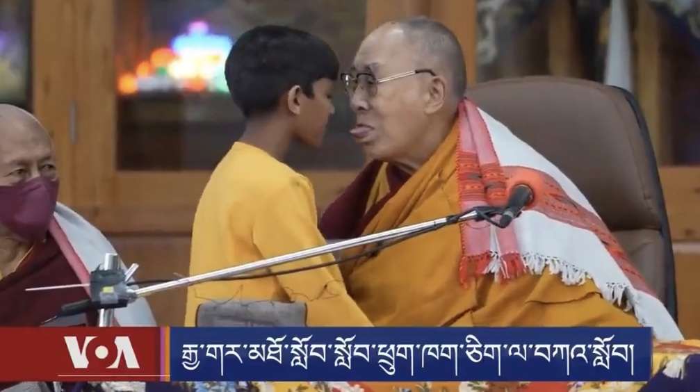 Dalai Lama besa en la boca a un niño