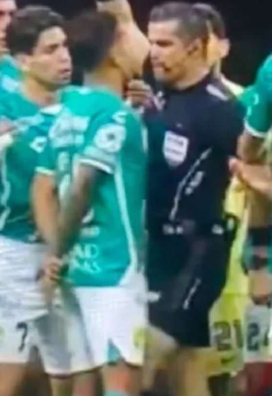 Se disculpa árbitro por agredir a jugador de León
