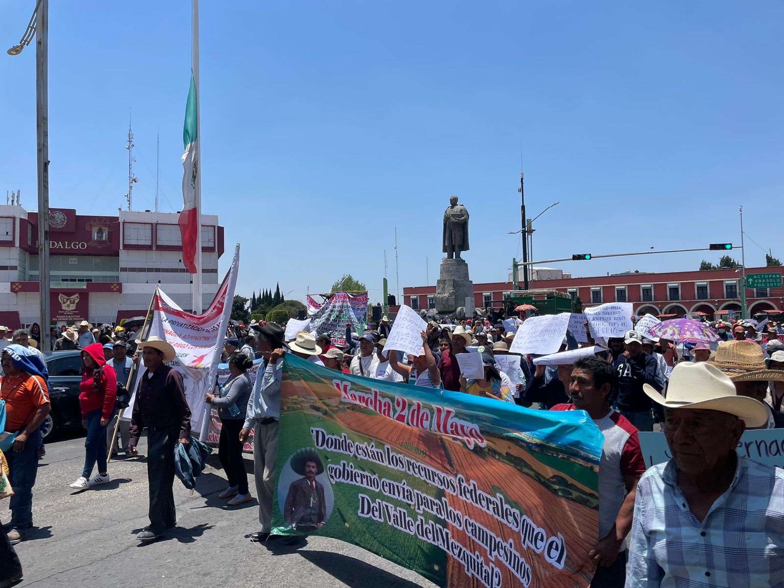 Usuarios de aguas negras del Valle del Mezquital mantienen bloqueo en Pachuca