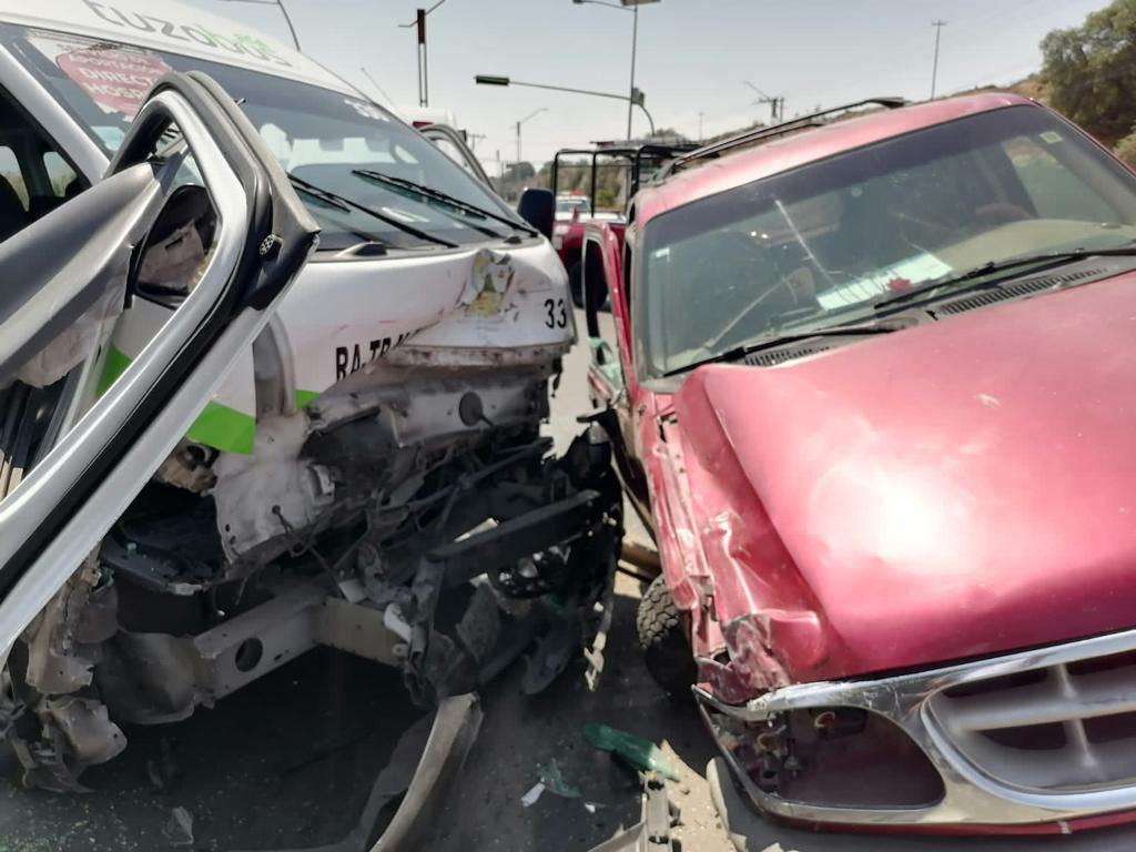 Trece lesionados en choque de ruta alimentadora y auto particular