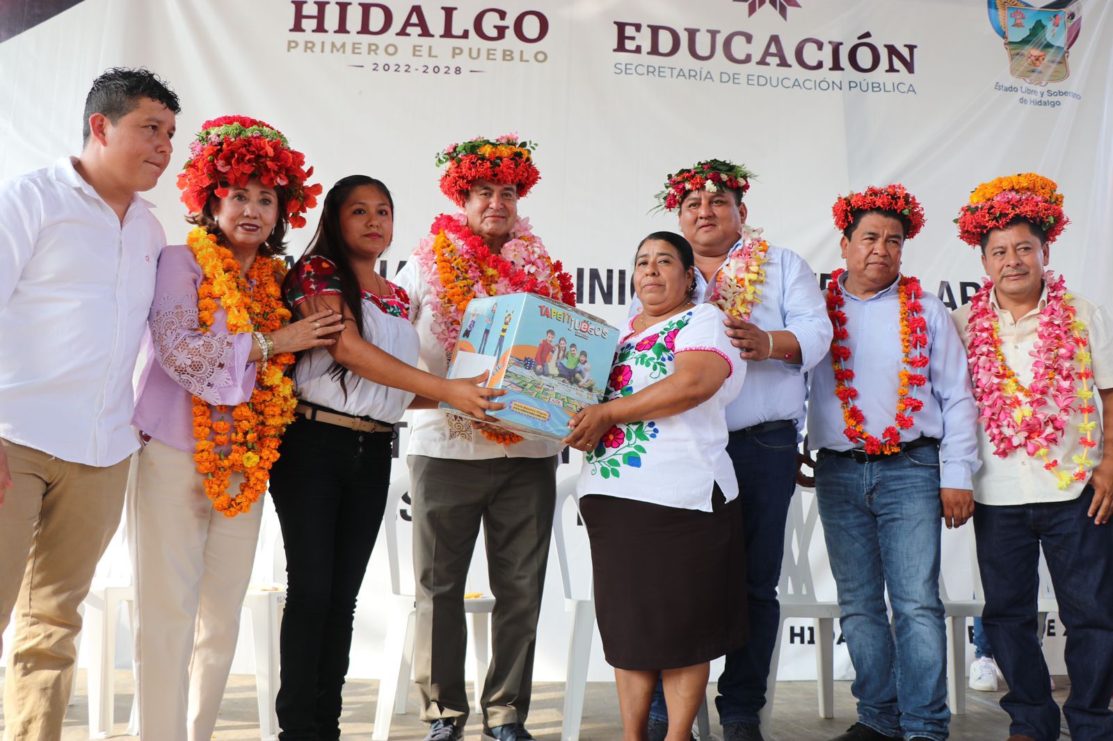 Natividad Castrejón visitó escuelas de la Huasteca