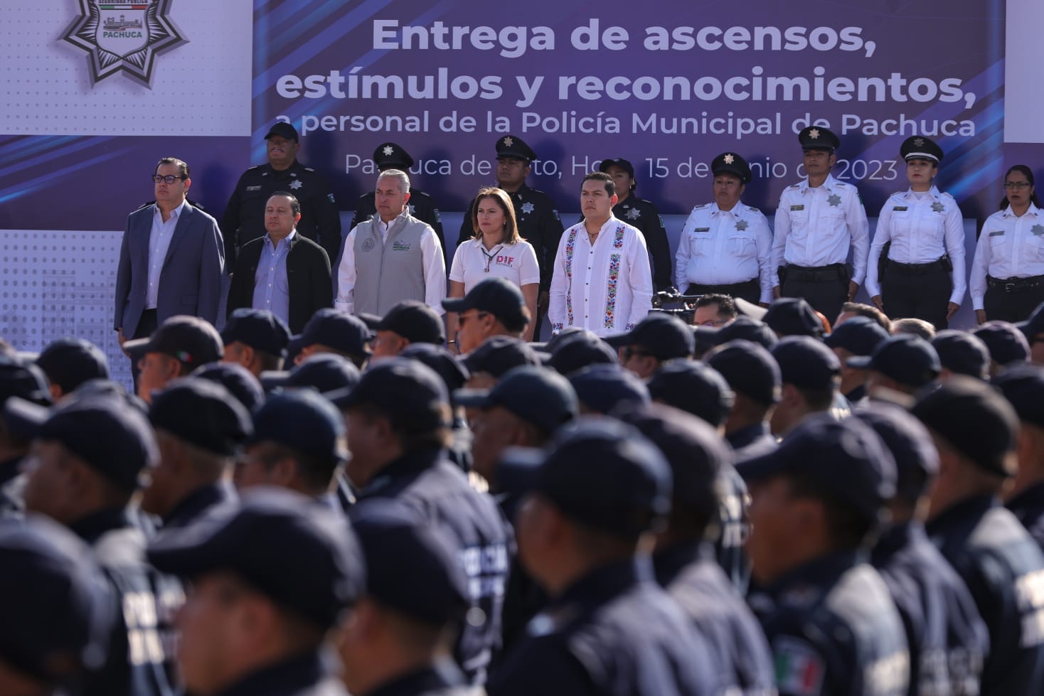 Entregan estímulos y ascensos a policías de Pachuca