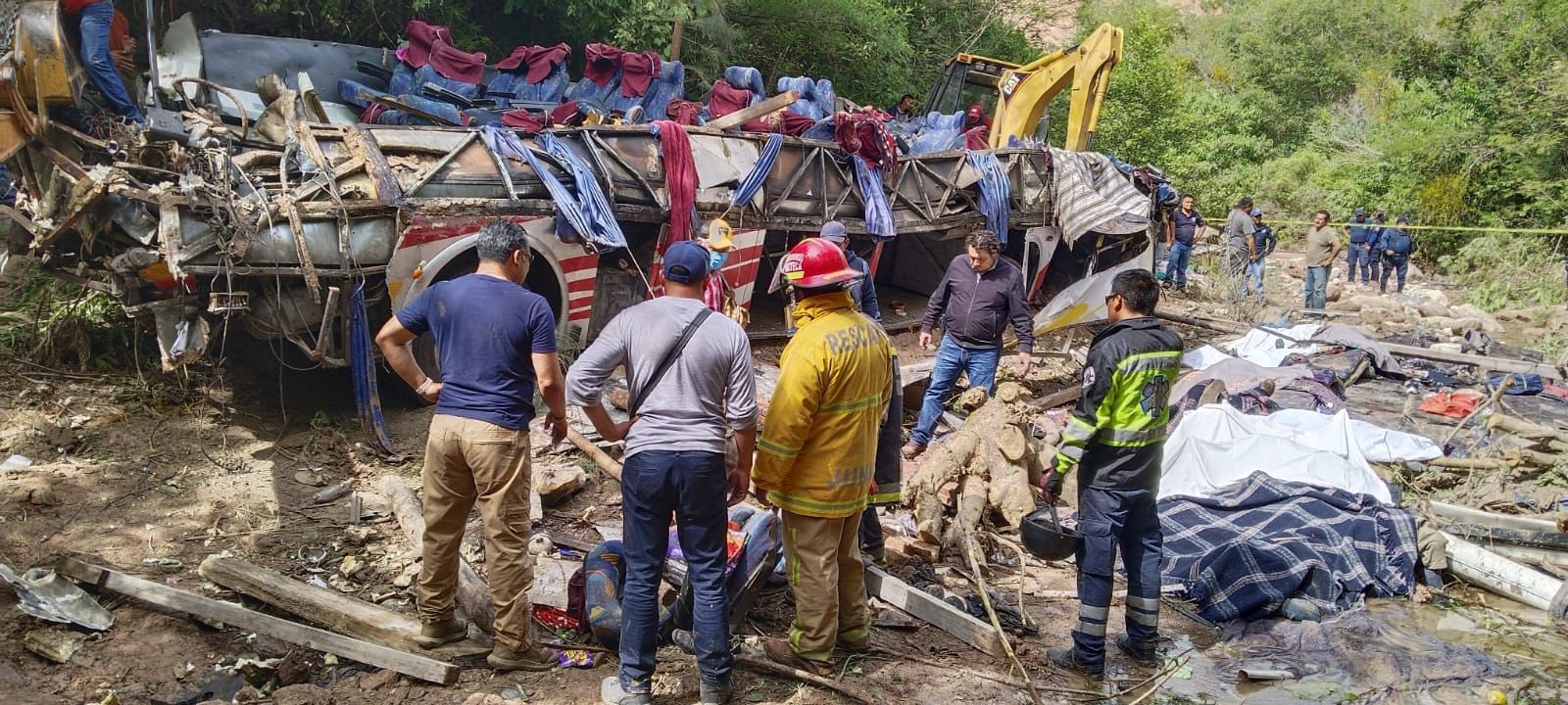 Hasta el momento, al menos 27 personas muertas en Oaxaca por autobús desbarrancado