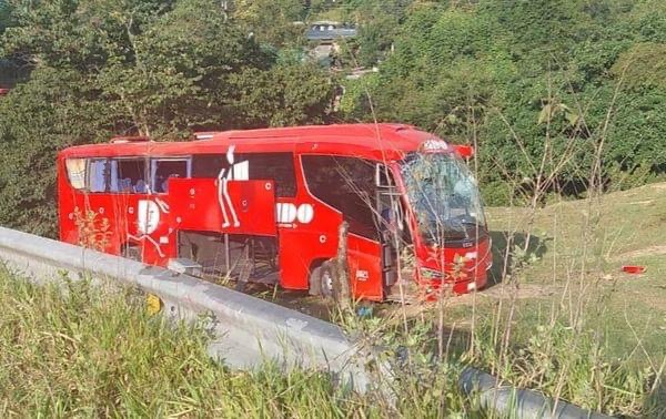 Cae autobús ADO a barranco en Hidalgo