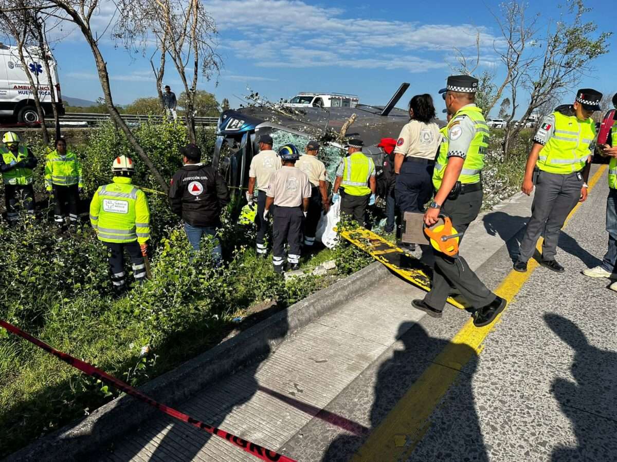 Al menos siete muertos, en volcadura de autobús en la México-Querétaro