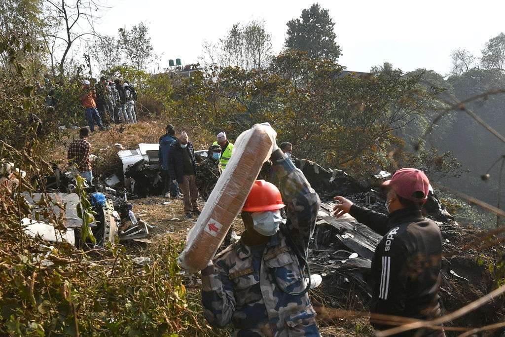 Al menos 10 personas mueren tras estrellarse un avión en autopista de Malasia