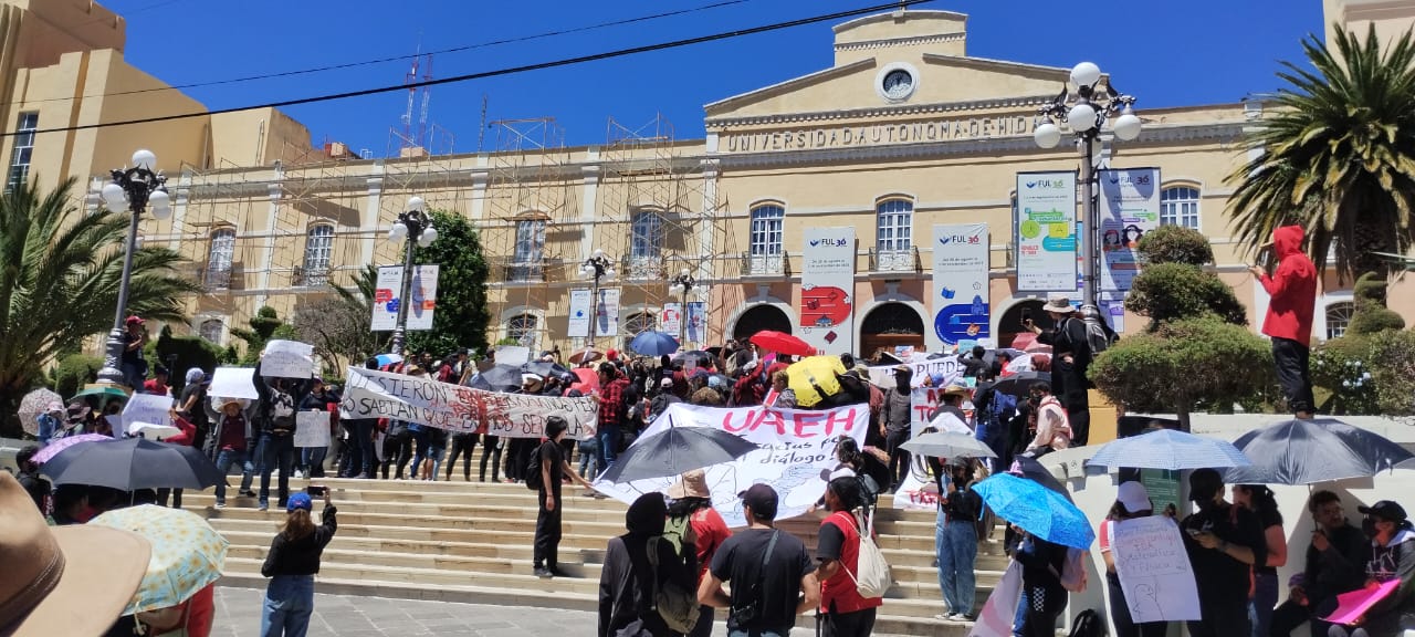 Llega marcha UAEH al edificio Central en Pachuca