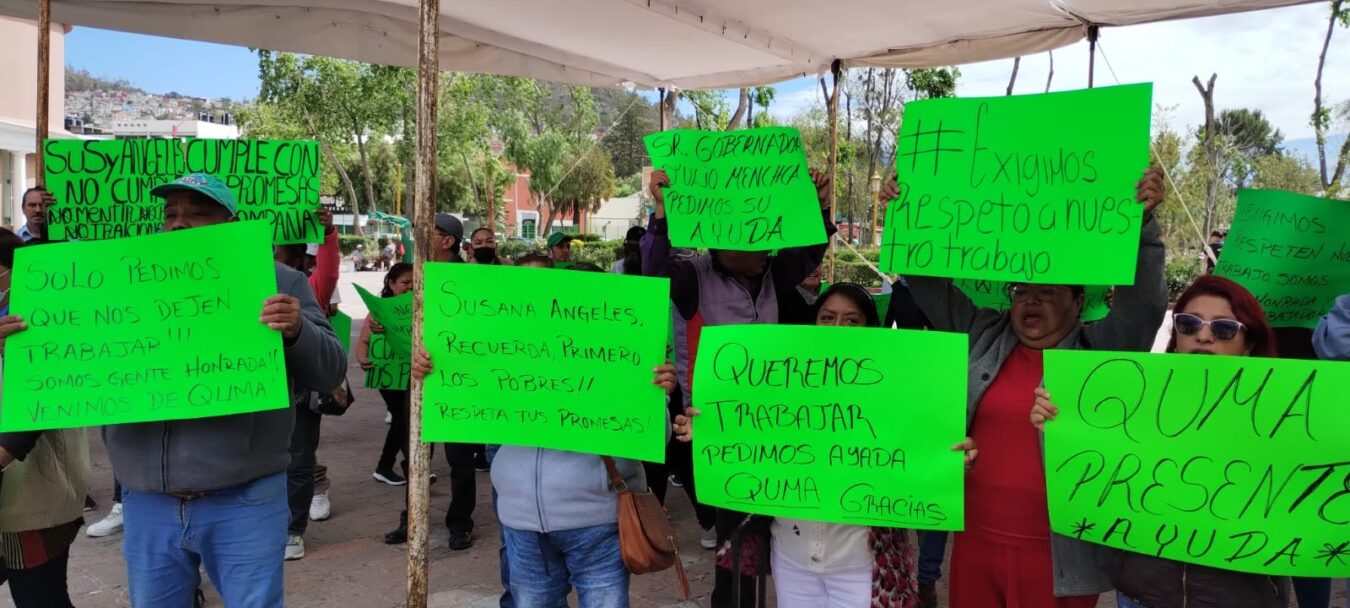 Comerciantes de Tizayuca se manifiestan en la explanada de Plaza de Juárez en Pachuca