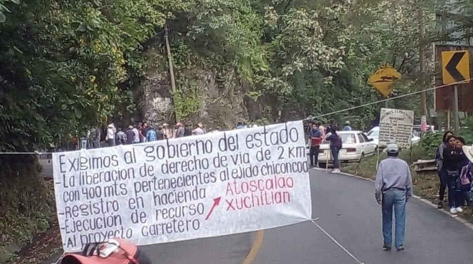 Bloquean carretera Pachuca-Huejutla