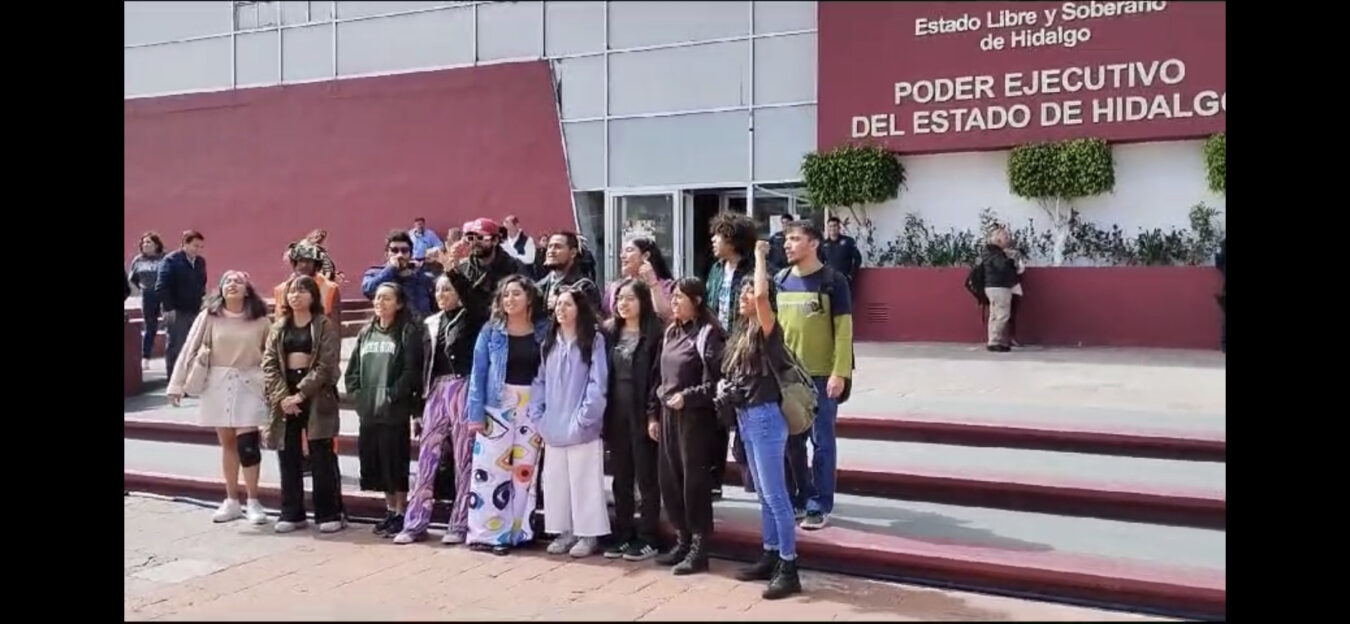 Arriban a Palacio de Gobierno, estudiantes de la UAEH que están en paro.