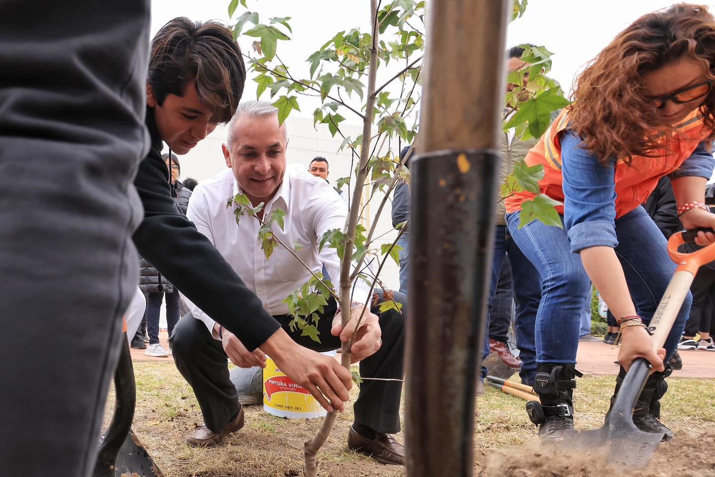 Sergio Baños regala 200 árboles a universidad particular