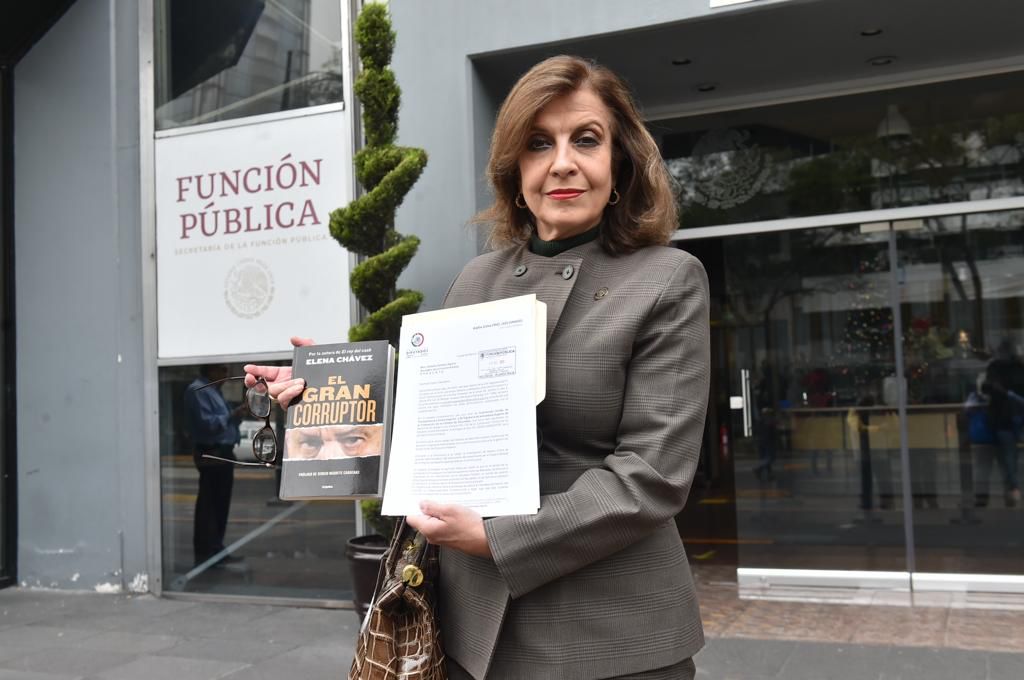Entrega diputada, en la SFP, el libro “El Gran Corruptor”, de la periodista Elena Chávez