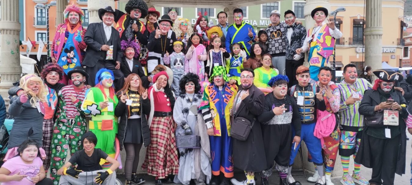 Festejan Día del Payaso en el Reloj monumental de Pachuca