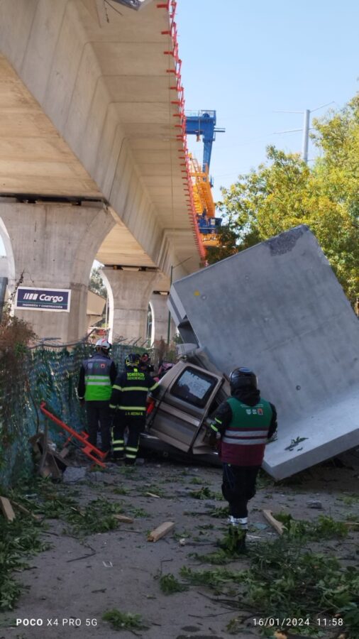 Colapsa estructura del Tren México-Toluca; daña dos vehículos