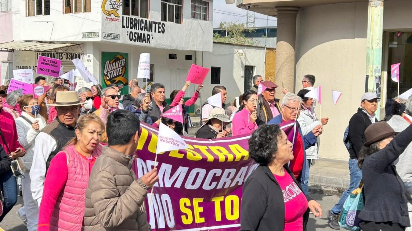 Marcha por la Democracia, en Pachuca, congrega poco más de 300 personas 