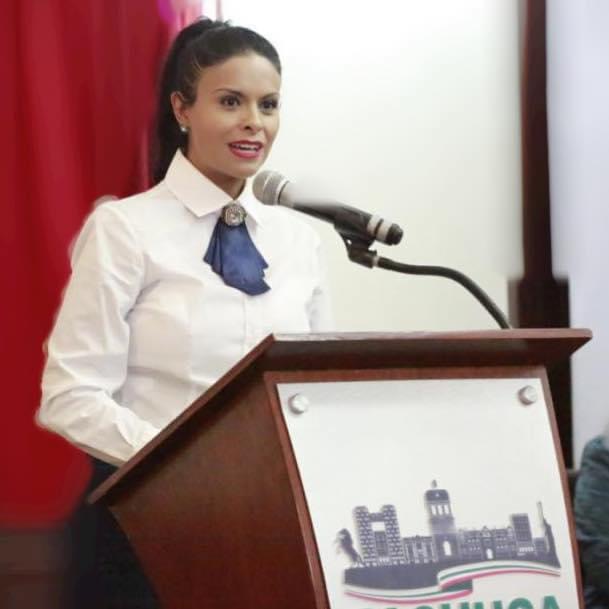 Renunció Adriana Flores a la Secretaría de las Mujeres.