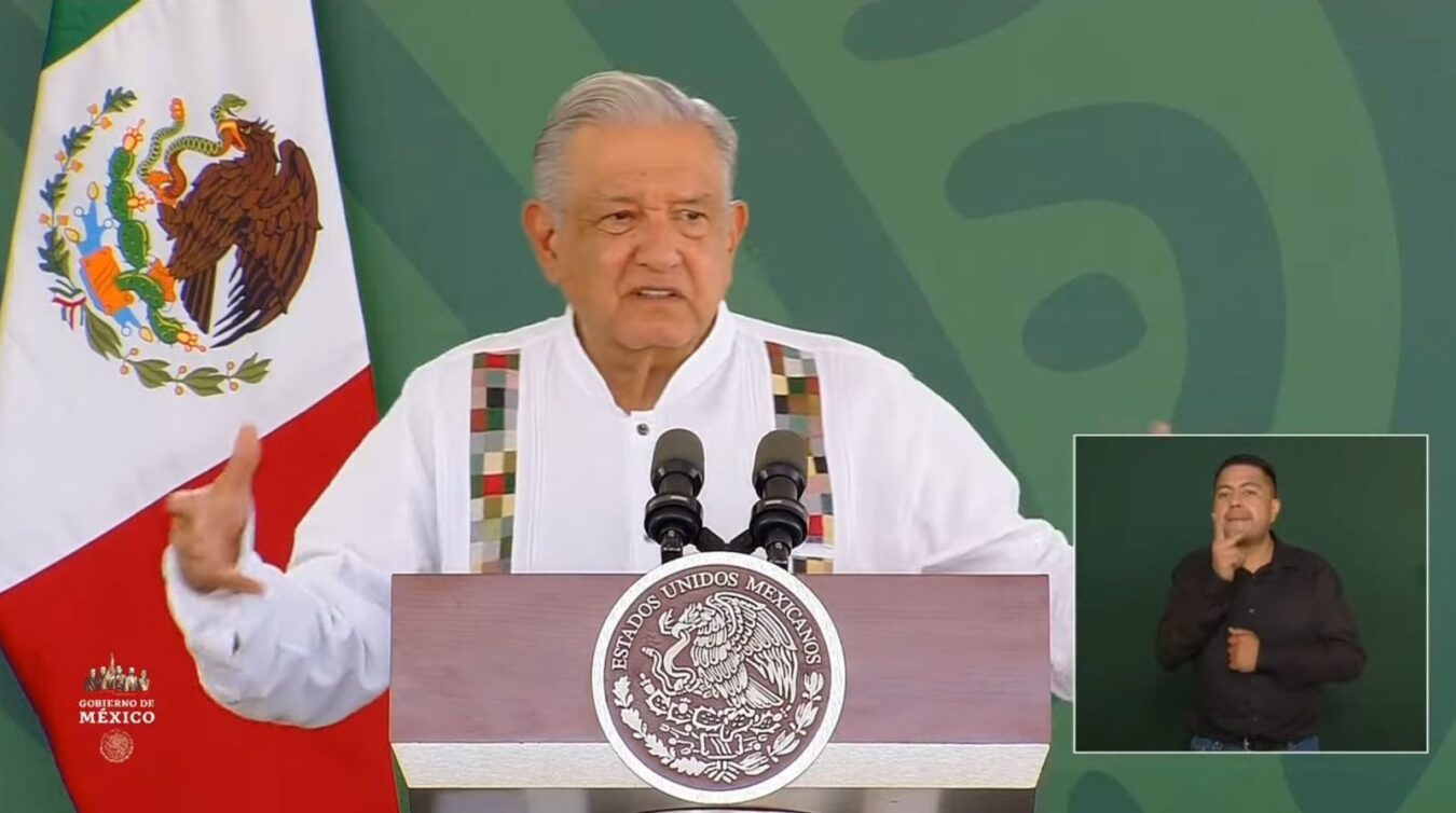 Paro de transportistas es politiquero: López Obrador