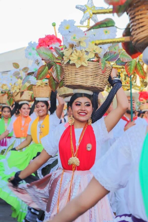 El folclor de Oaxaca y la Guelaguetza llegan a Huejutla