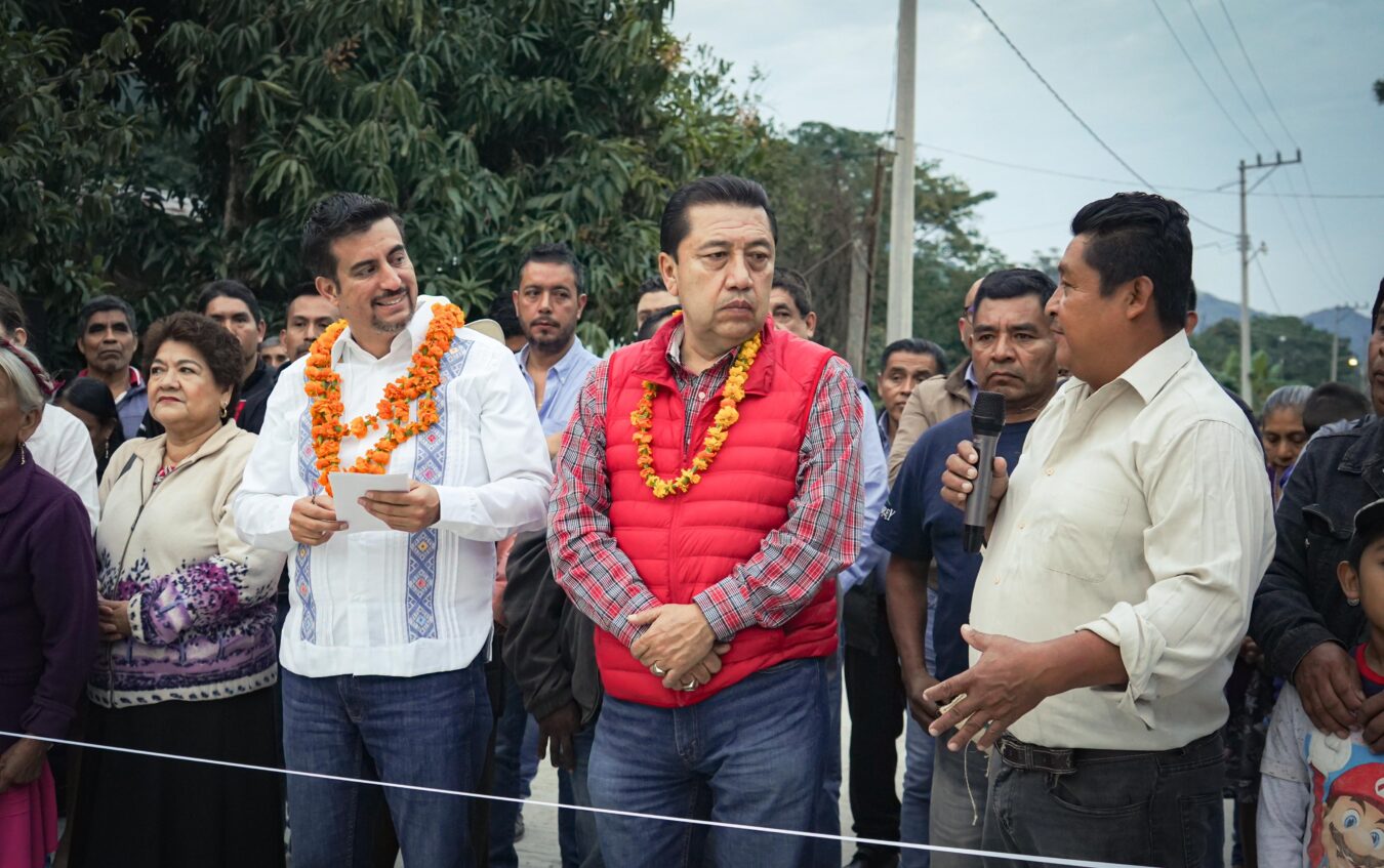 Entregan pavimentación a habitantes de Huizquilititla