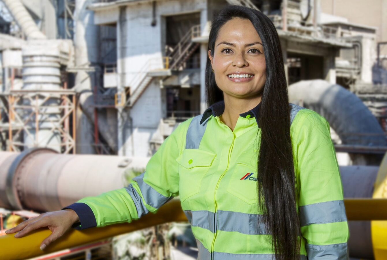Aumenta número de mujeres en el sector de la construcción 