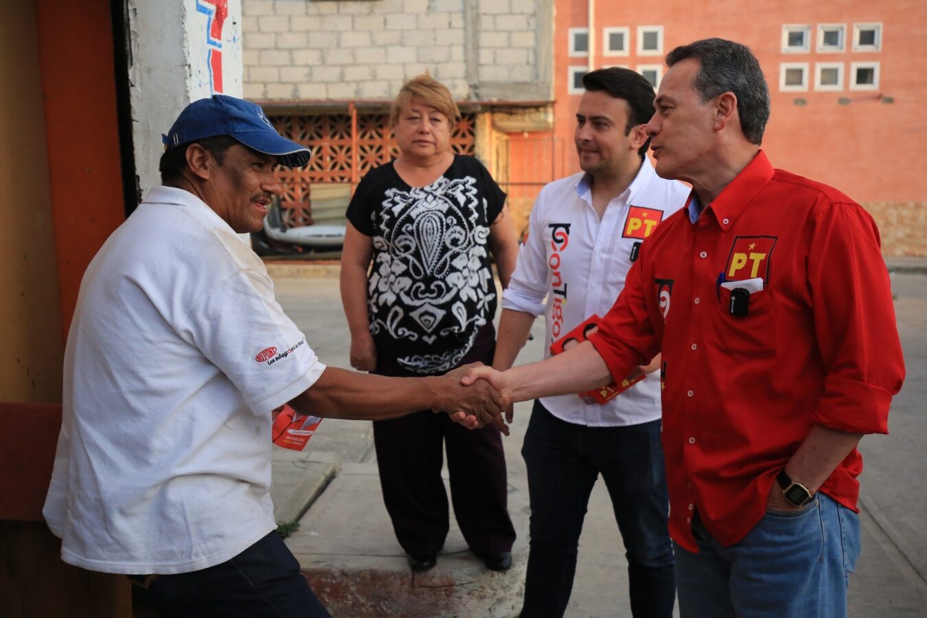 Comerciantes de Colonia Plutarco Elías Calles expresan sus necesidades a Adolfo Pontigo