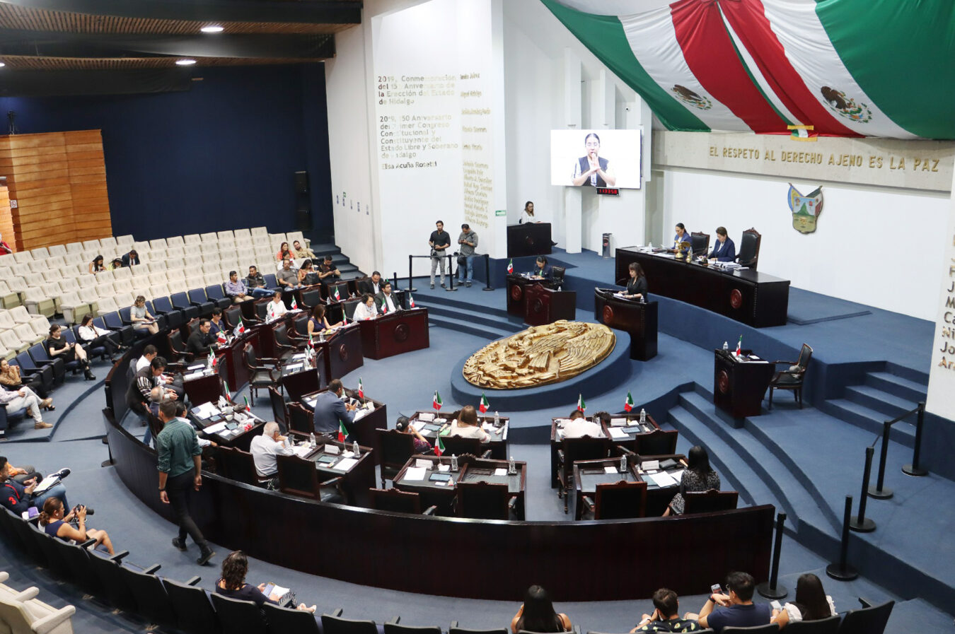 Congreso del Estado reconoce a maestros hidalguenses.