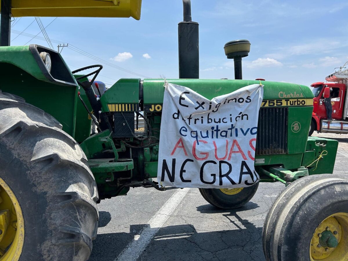 Acceso al Valle del Mezquital bloqueado por campesinos; exigen aguas negras