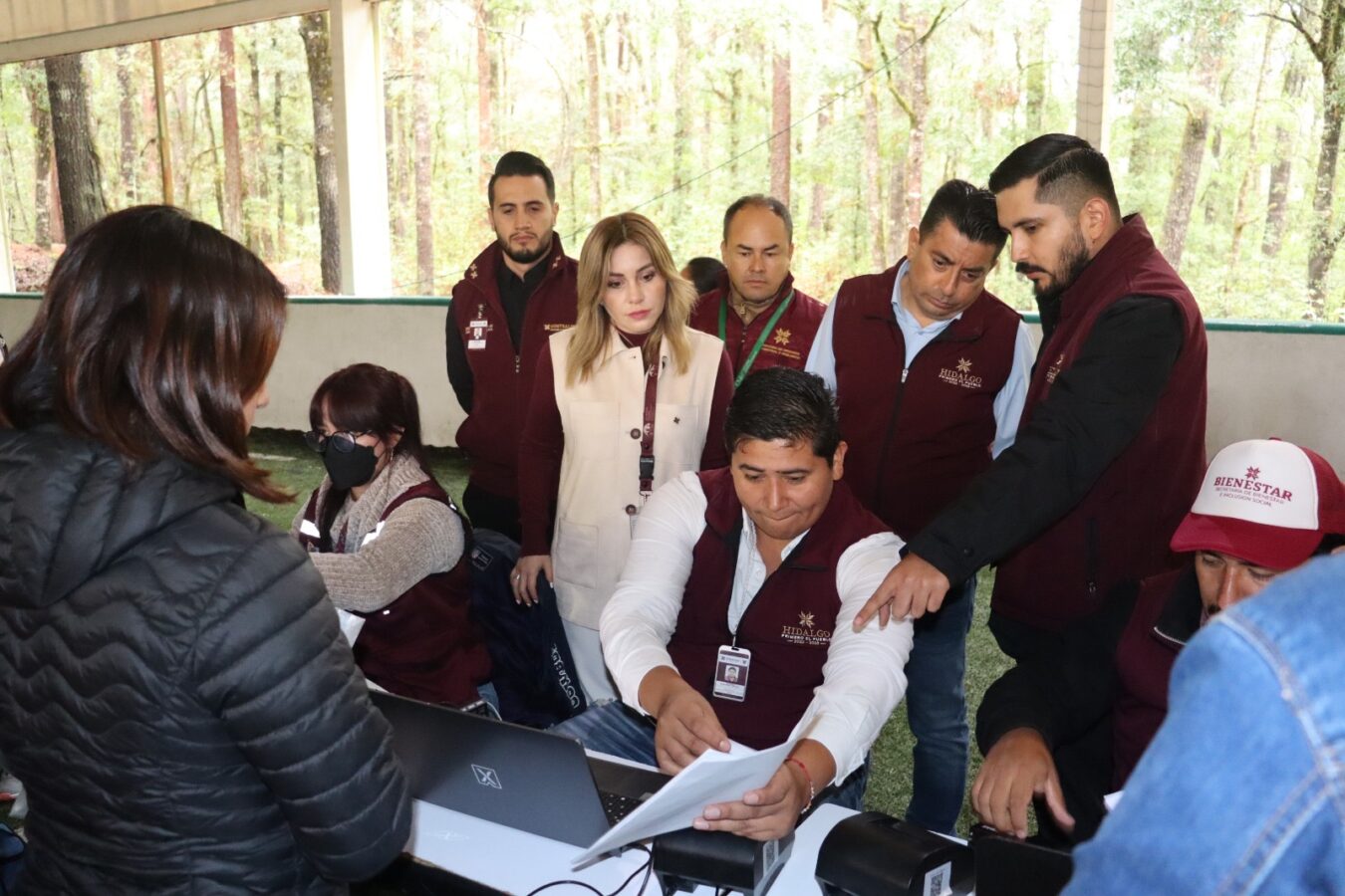 Entrega Sebiso tarjetas de apoyos sociales, en la Sierra Alta