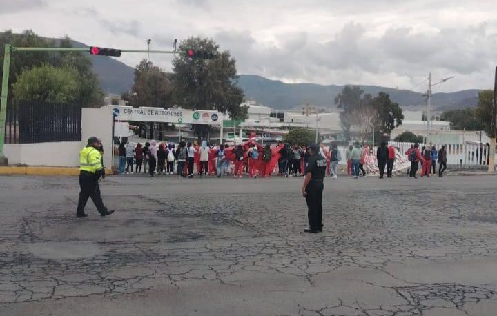 Estudiantes de El Mexe bloquean la Central de Autobuses de Pachuca