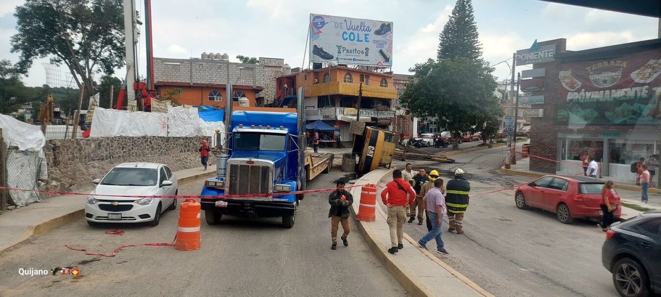 Volcadura de máquina pesada en Tula causa daños en infraestructura y tráfico