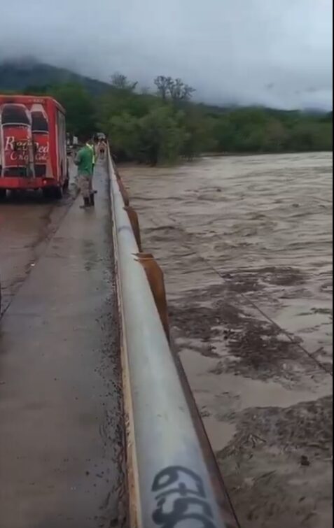 Reportan el desbordamiento del río de Atlapexco