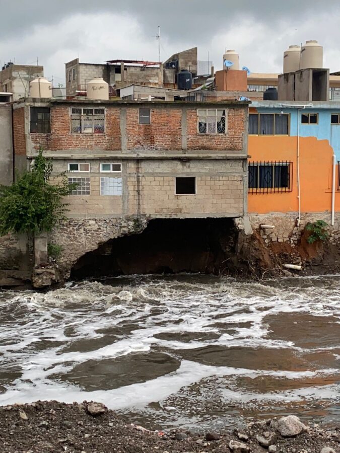 Notifican Protección Civil y Bomberos riesgo en calle Leandro Valle de Tula