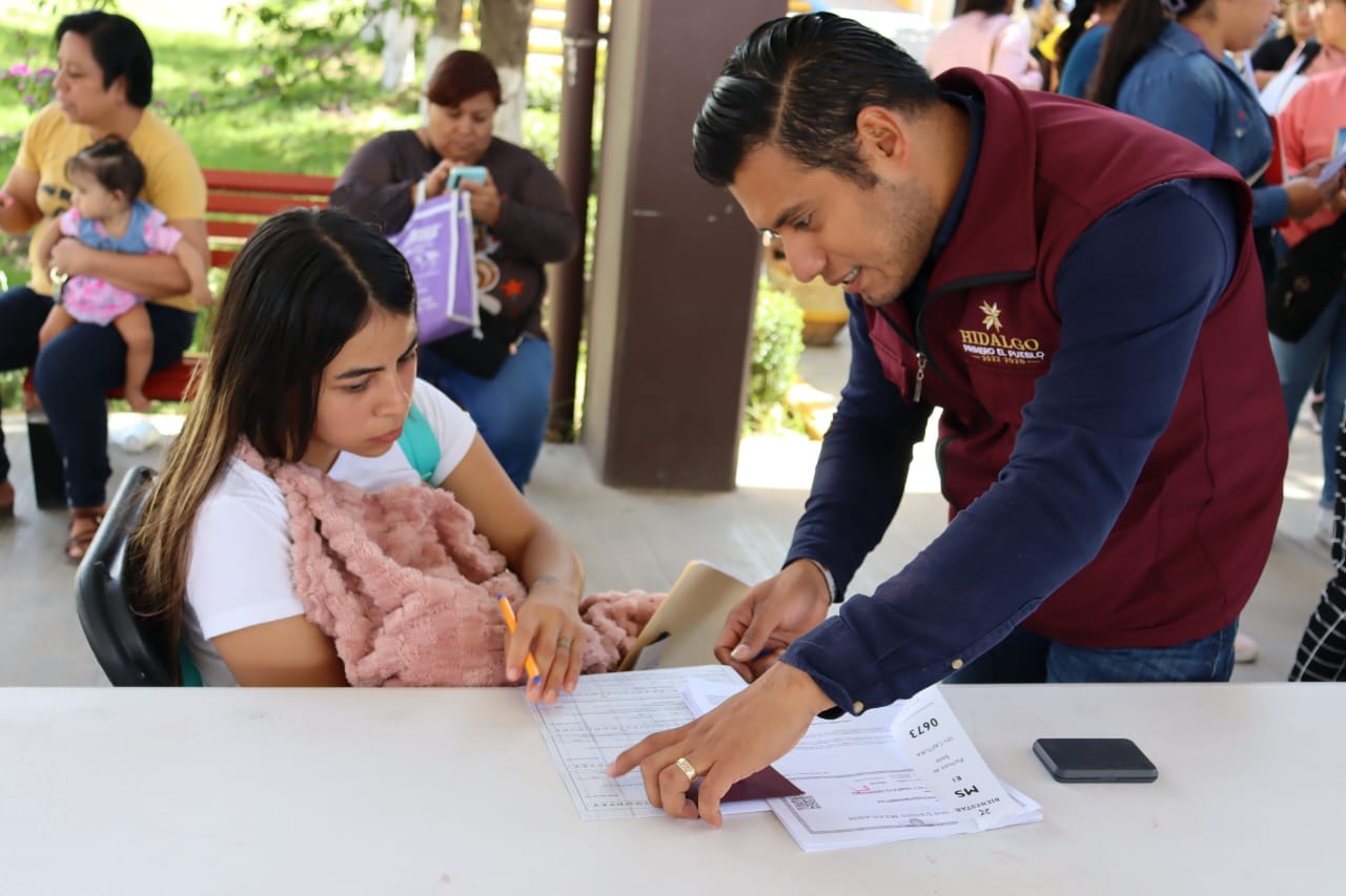 Entrega de tarjetas de programas sociales a personas rezagadas