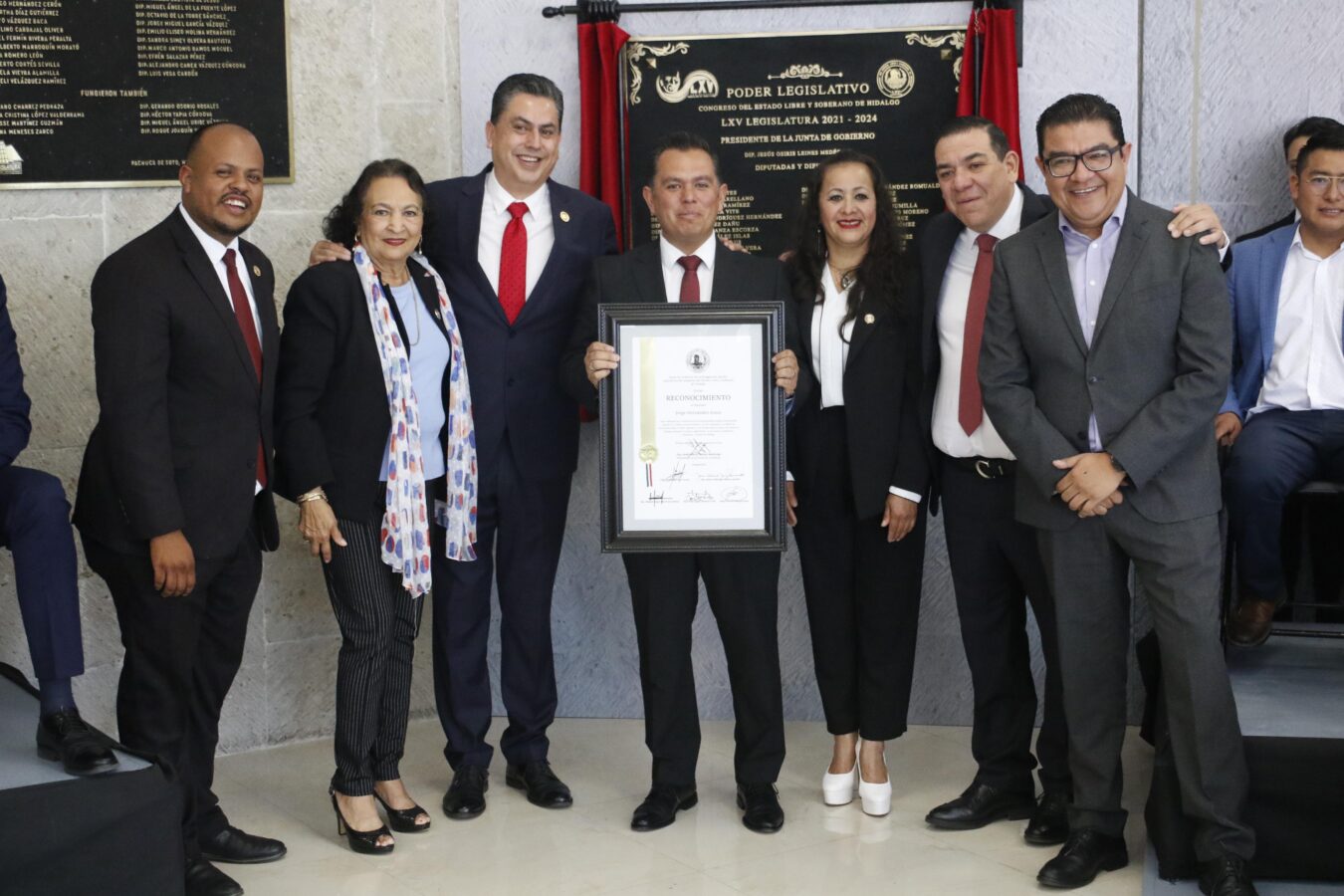 Develan placa de la LXV Legislatura en el vestíbulo del Pleno.