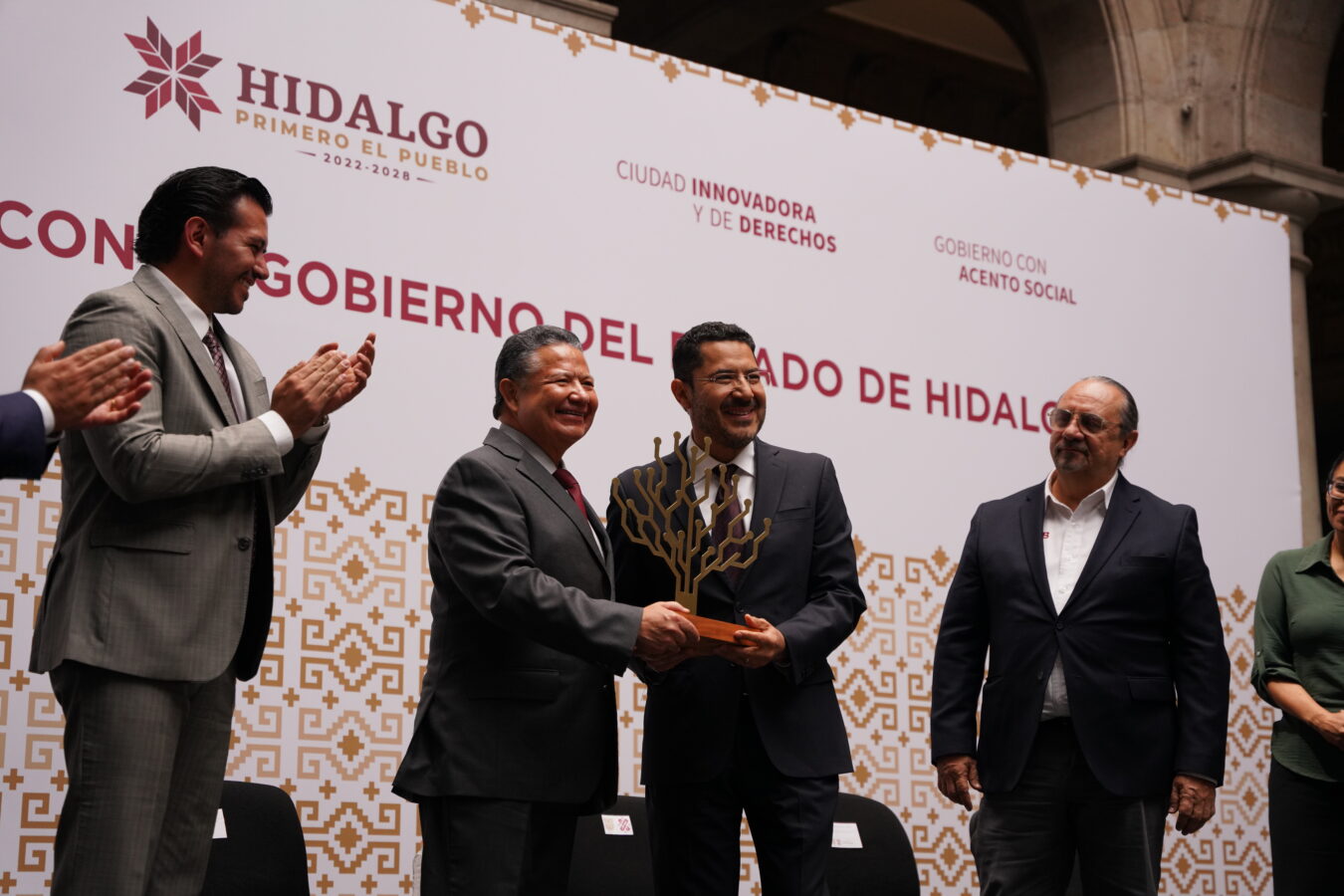 Gobiernos de Hidalgo y CDMX firman convenio en innovación tecnológica