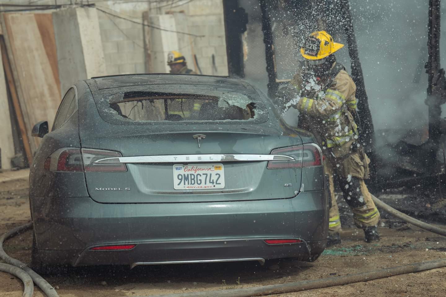 Se quema un Tesla conectado ¡a diablito!