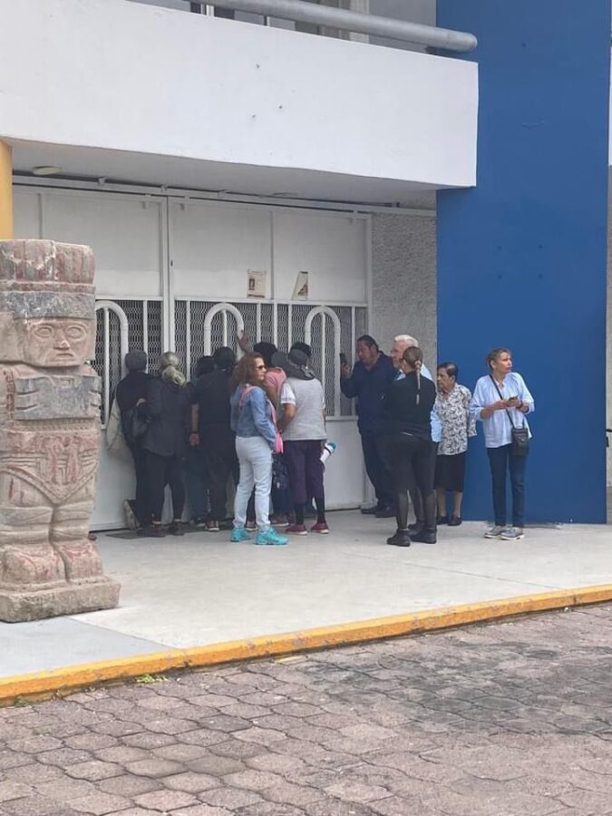 Vecinos de la UHP Tula retienen a funcionarios en la presidencia.