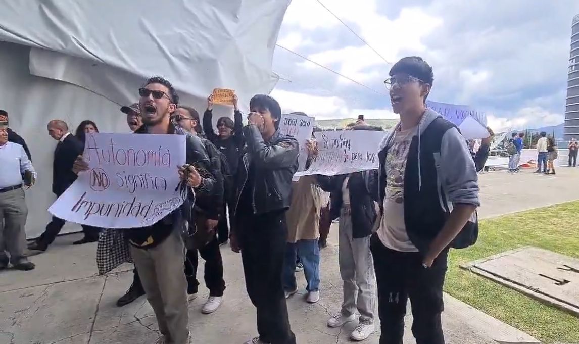 Protestan estudiantes durante la Feria Universitaria del Libro