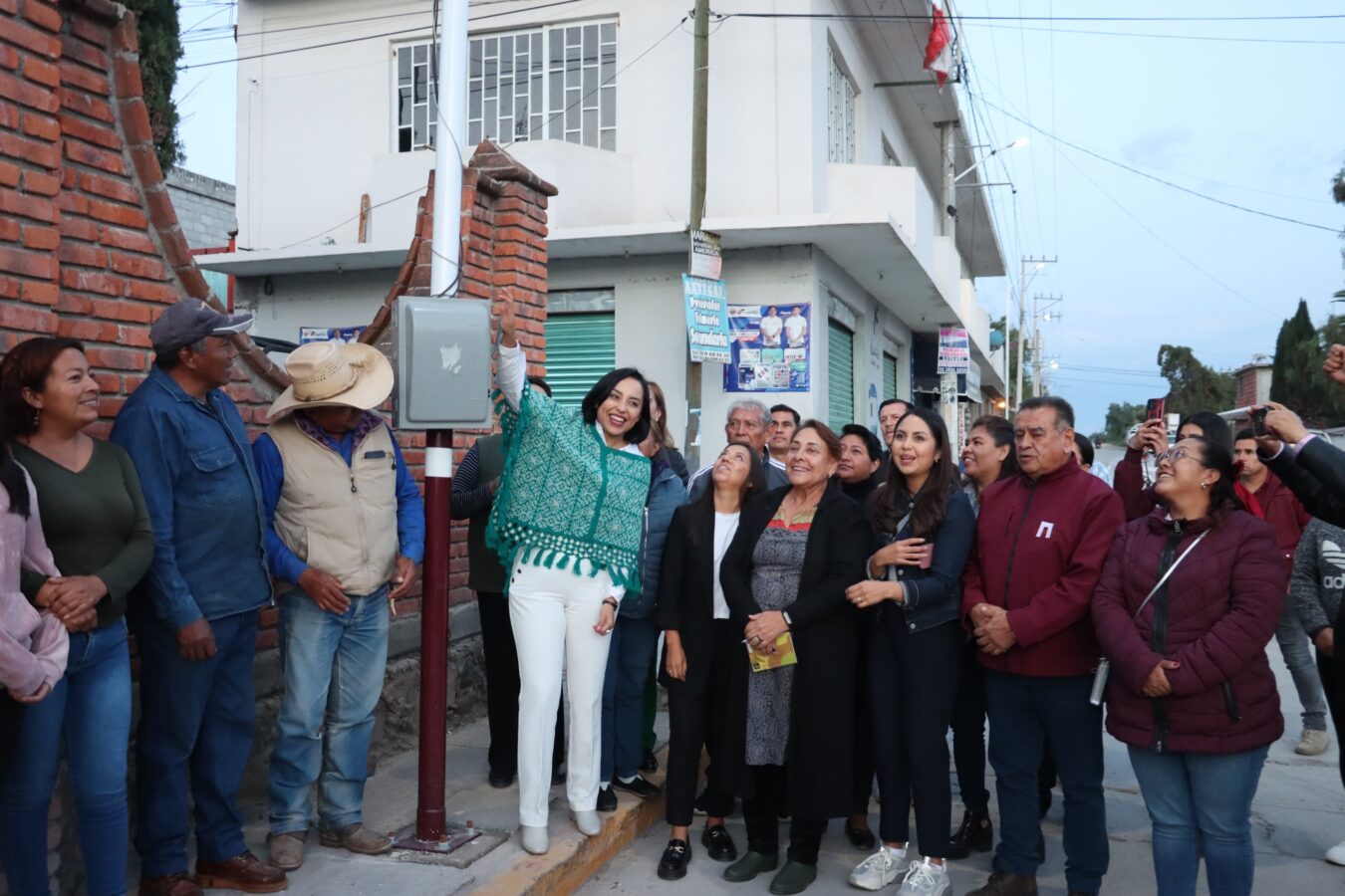 Inaugura Susana Ángeles alumbrado público en la comunidad Olmos de Tizayuca