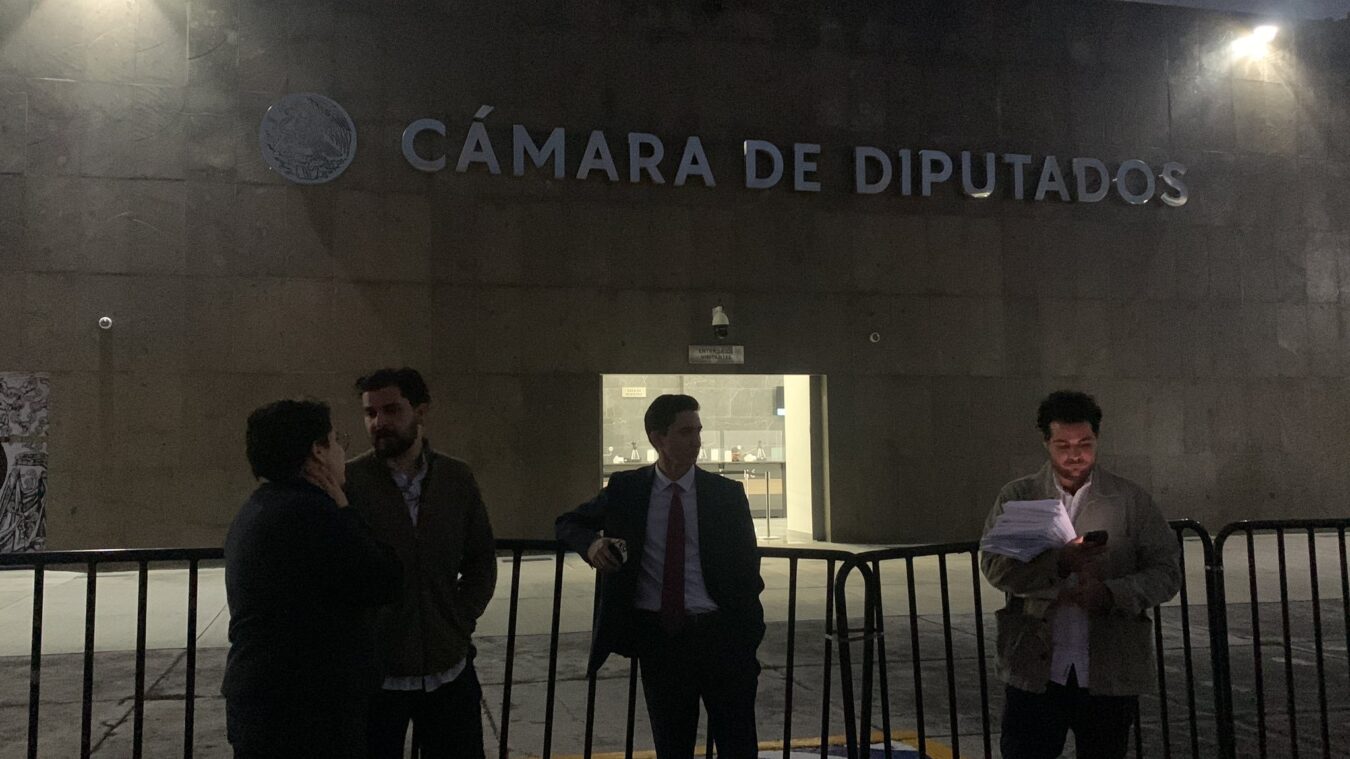 Cae la noche y estudiantes no son atendidos en la Cámara de Diputados