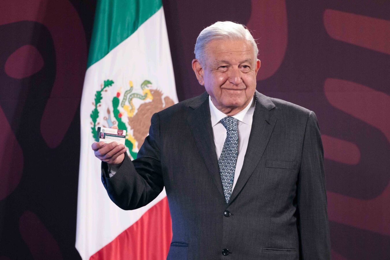 Confía AMLO en la continuidad del sistema de salud 