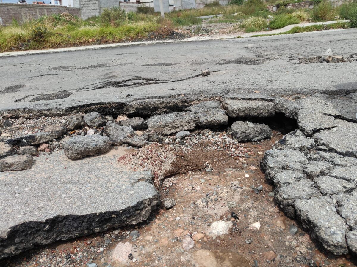 Destruyen lluvias pavimento reciente en Mineral de la Reforma