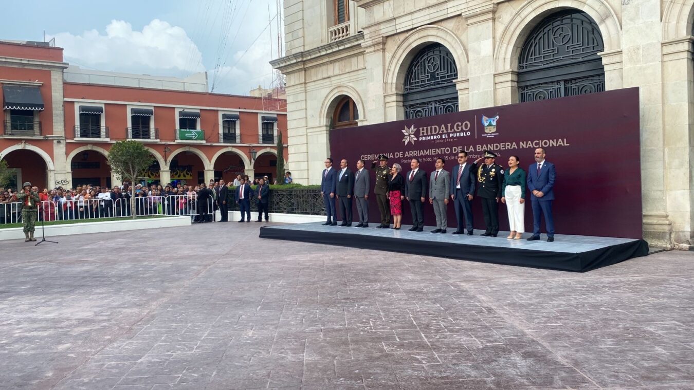 Encabeza Julio Menchaca arriamiento de la Bandera Nacional