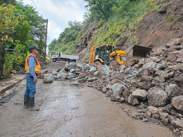 Retiran escombros de derrumbes en la huasteca.